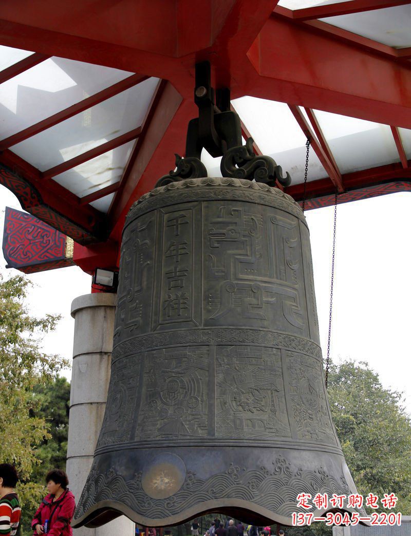 安阳中领雕塑:千年吉祥铜钟雕塑