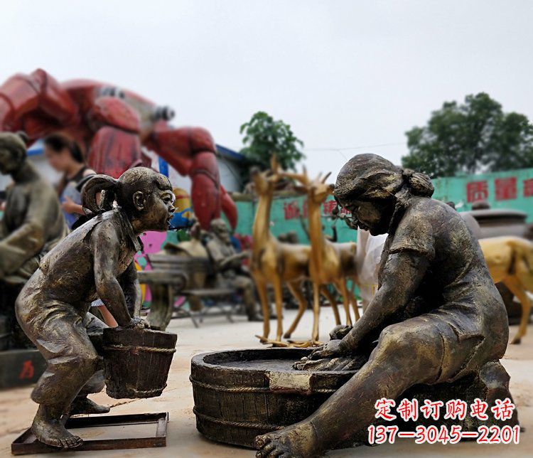 安阳注重传统的母爱——广场铜雕母亲洗衣服小品雕塑