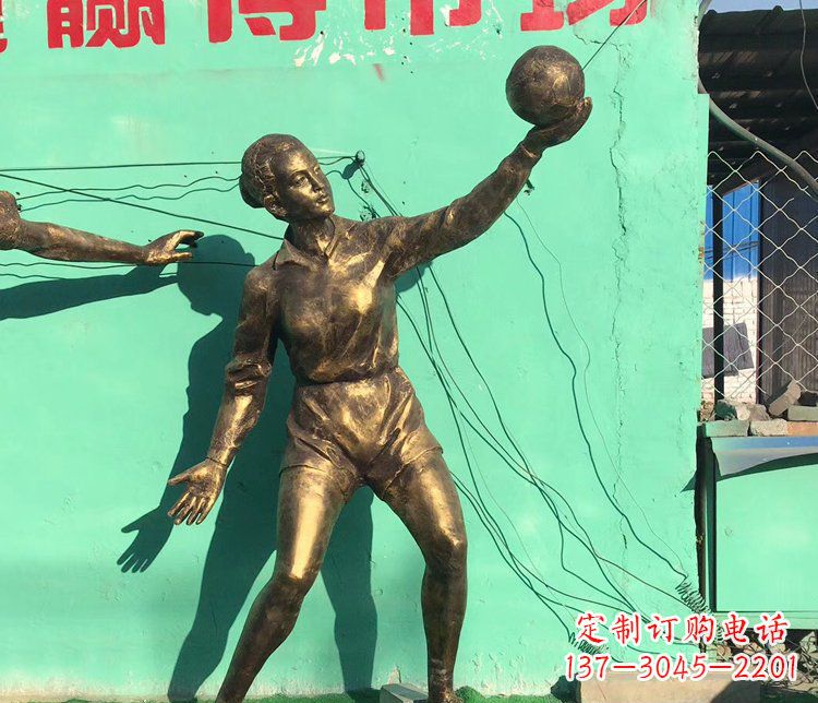 安阳中领雕塑:学生运动的赞美——精美铜雕学生人物排球雕塑