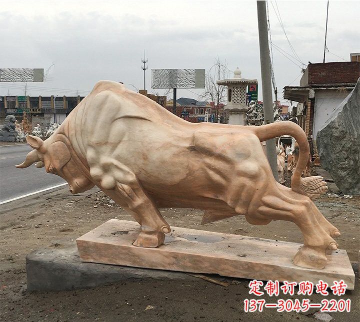 安阳象征力量的广场晚霞红牛雕塑