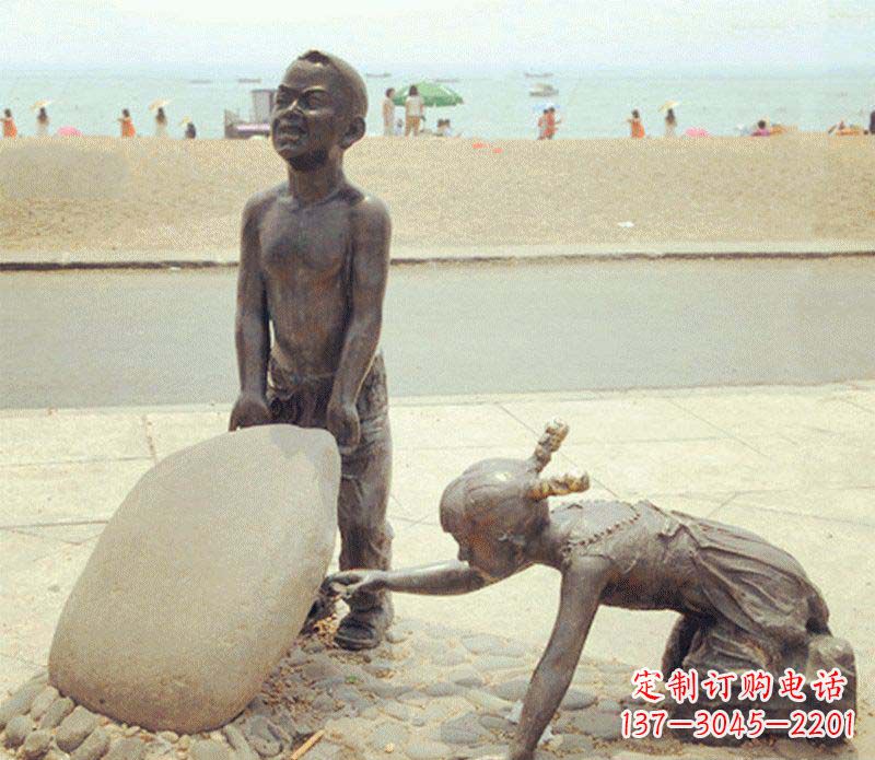 安阳海边抬石头的小孩铜雕