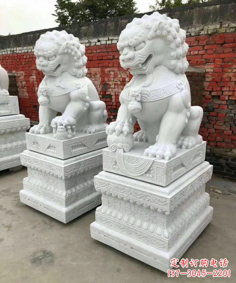 安阳浪漫雕塑--汉白玉踩球镇宅狮子