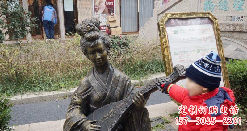 安阳街边弹琵琶的古代美女雕塑