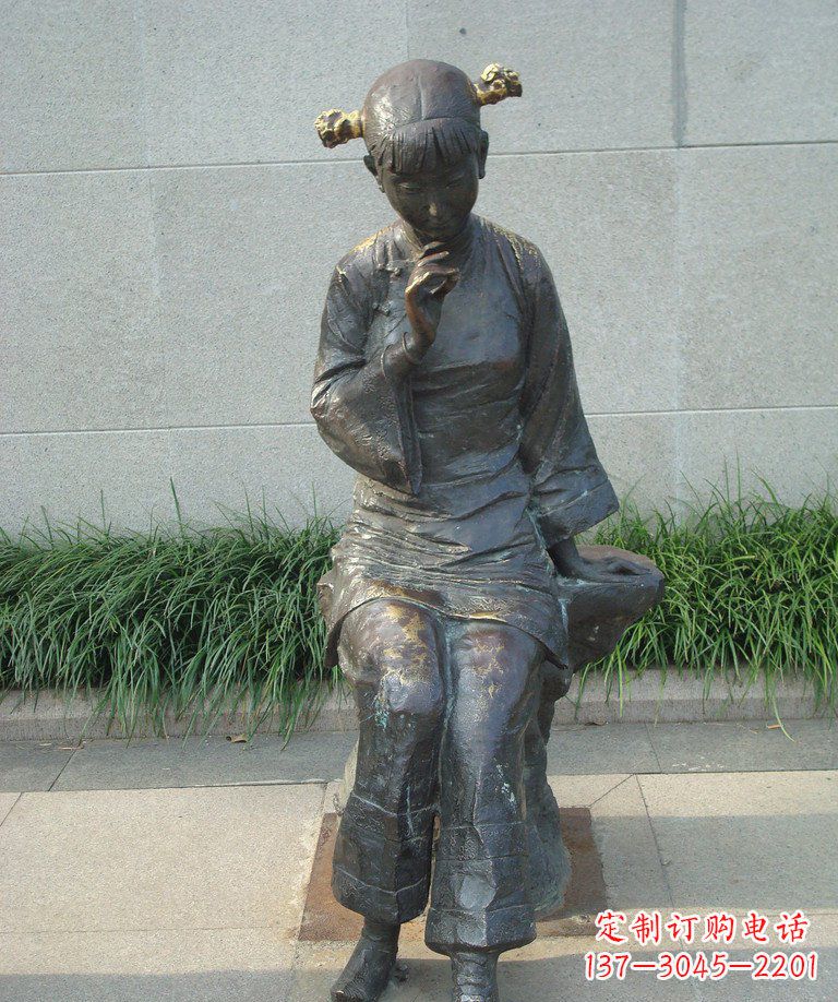 安阳描绘心灵世界的街边低头思考的女孩景观铜雕
