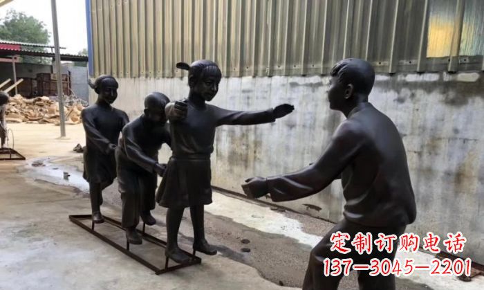 安阳华中领雕塑出品——老鹰捉小鸡铜雕