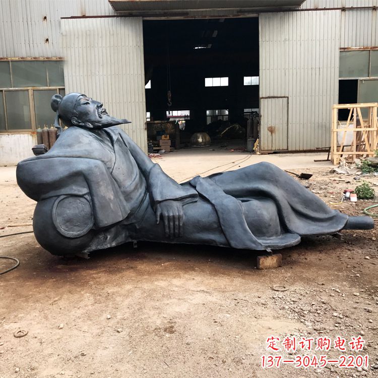 安阳李白醉卧铜雕塑,抒写出豪迈之气