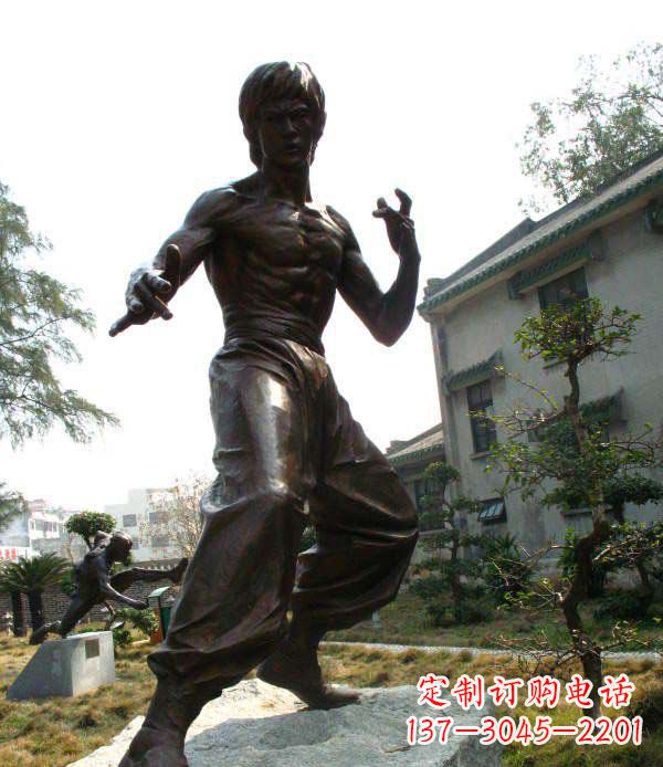 安阳忠实再现李小龙公园名人铜雕
