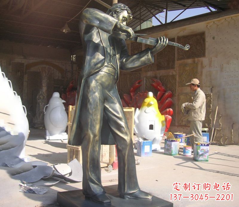 安阳男人演奏小提琴铜雕