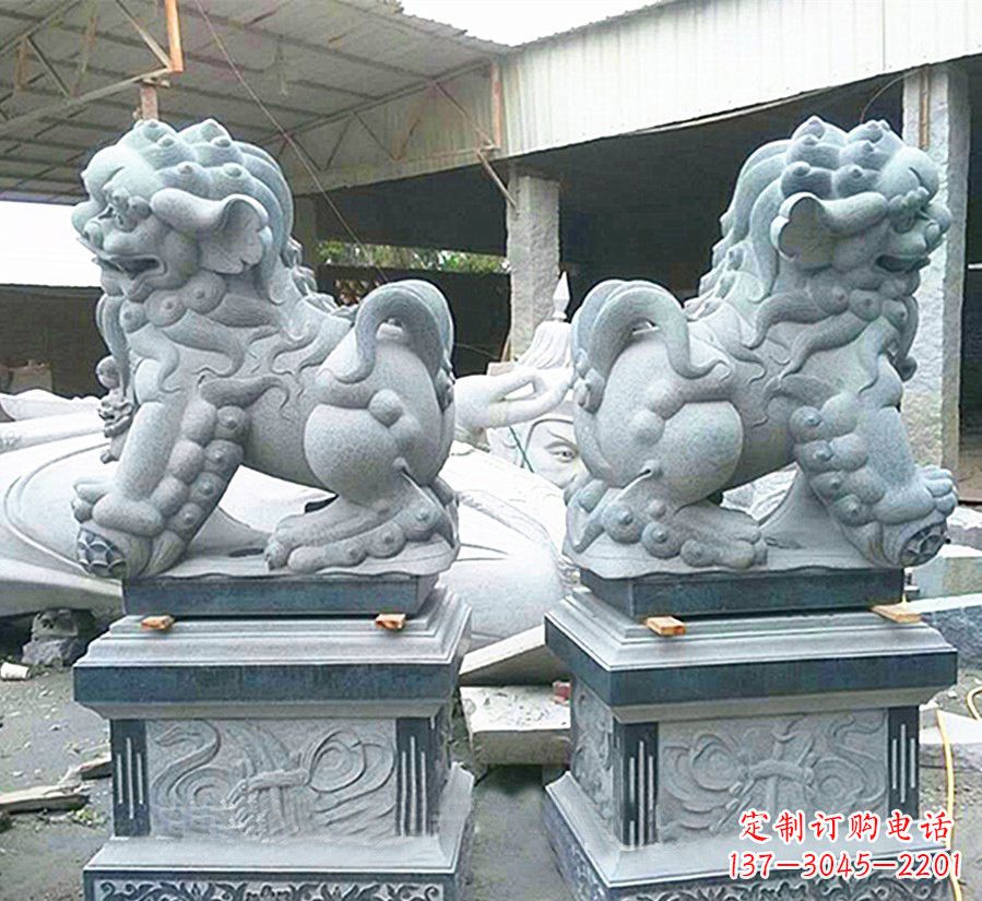 安阳南方狮子献钱狮石雕,精美狮子雕塑为您庆祝
