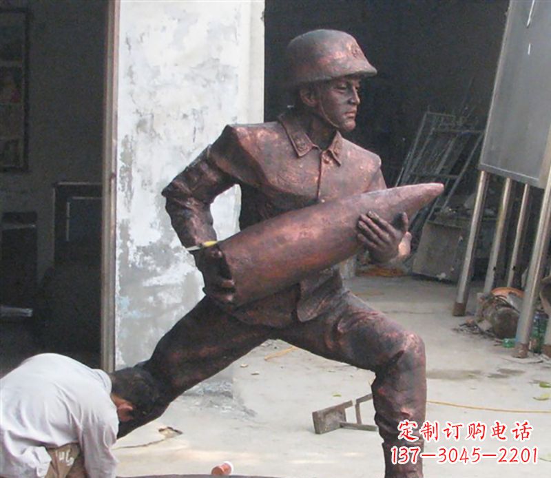 安阳铜雕炮弹战士，象征勇气和决心
