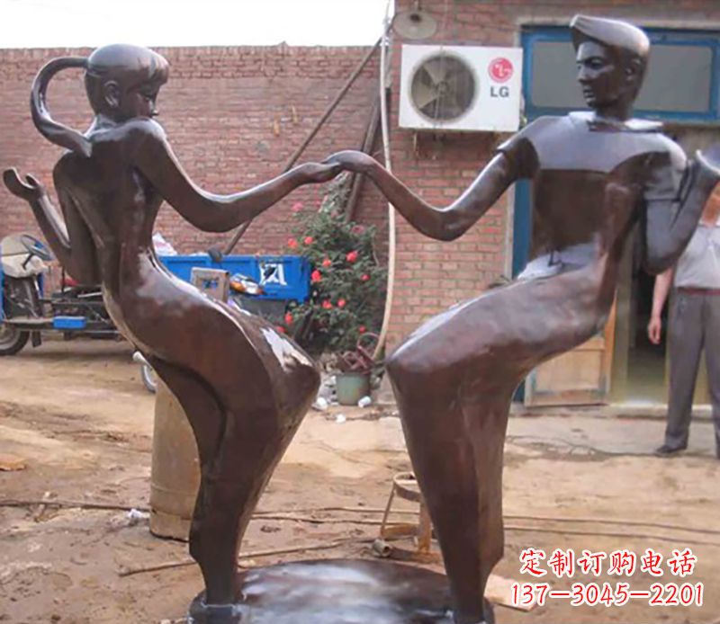 安阳时尚多彩的情侣雕塑