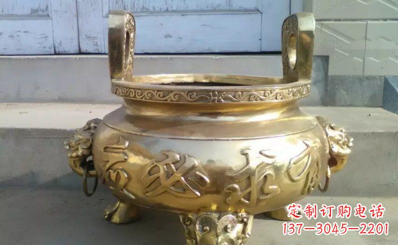 安阳壮丽威猛的三足香炉铜雕