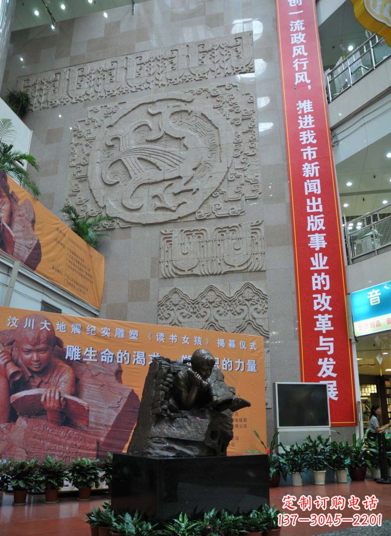 安阳令人惊叹的小女孩景观铜雕
