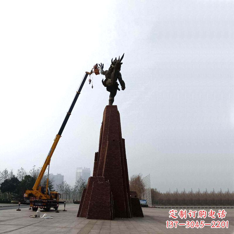 安阳神话传说中的夸父逐日雕塑