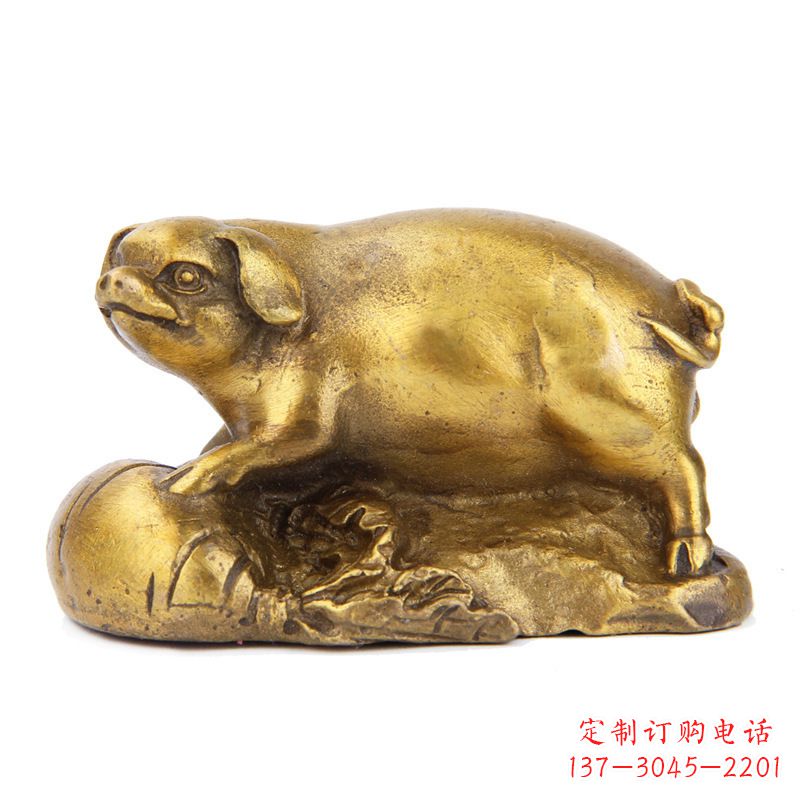 安阳铸铜鎏金猪雕塑时尚炫彩,精致温馨