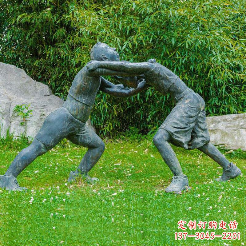安阳摔跤运动小孩公园草坪铜雕