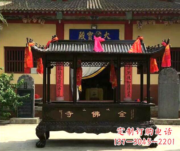 安阳双兽头三足雕花铜香炉