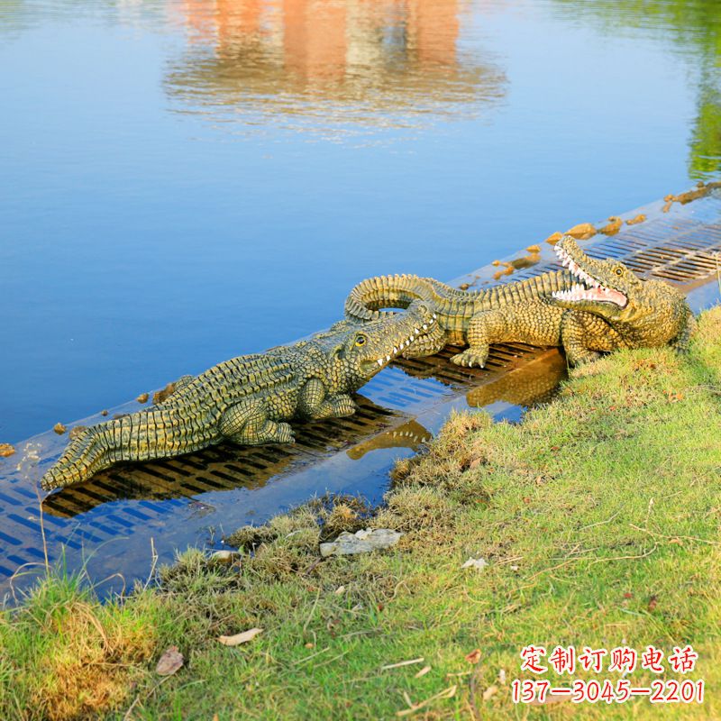 安阳水景装饰仿真动物雕塑，玻璃钢鳄鱼动物雕塑摆件