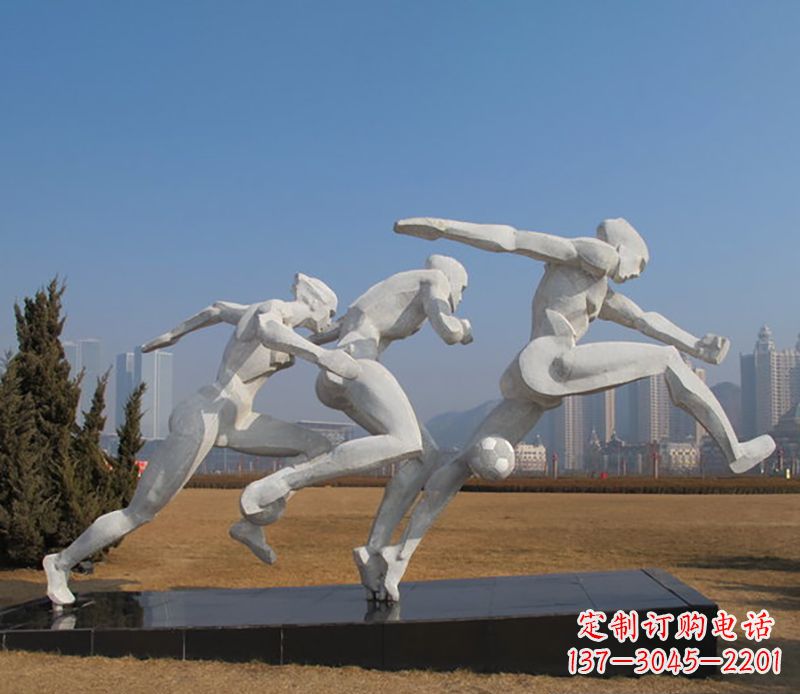 安阳踢足球不锈钢运动雕塑