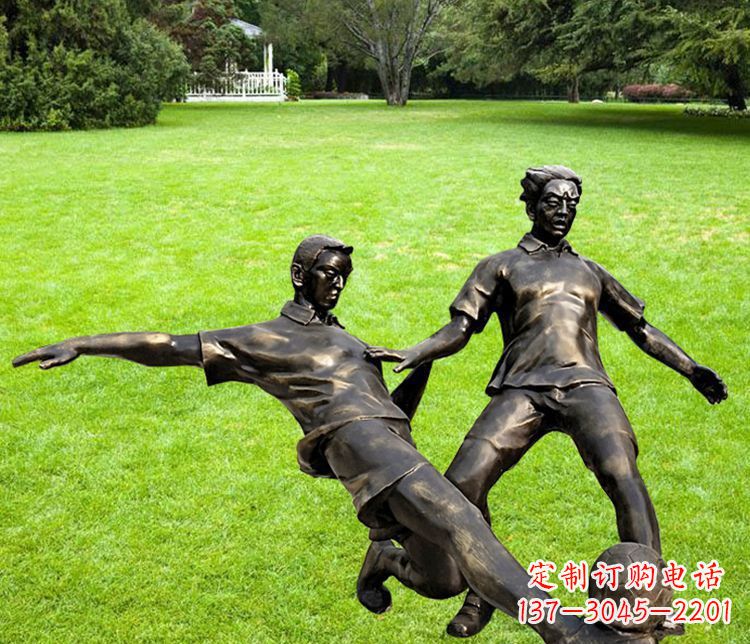 安阳踢足球的人物铜雕