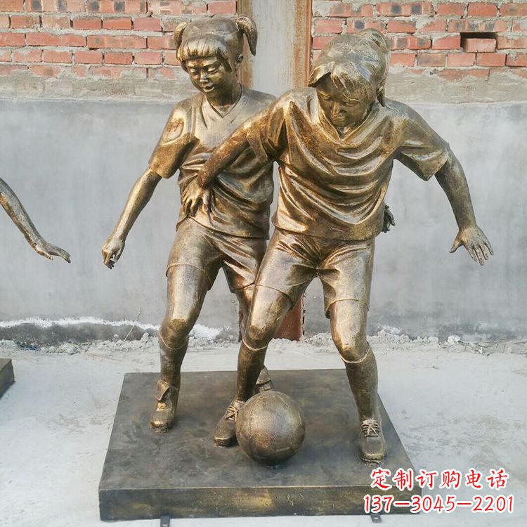 安阳踢足球的小女孩雕塑