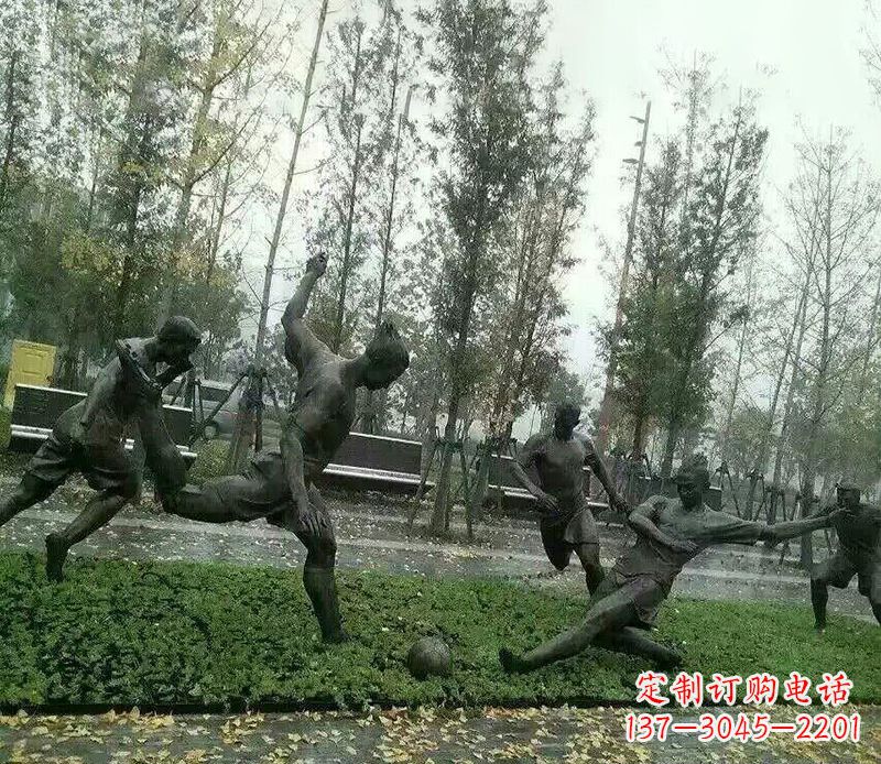 安阳踢足球公园运动人物铜雕