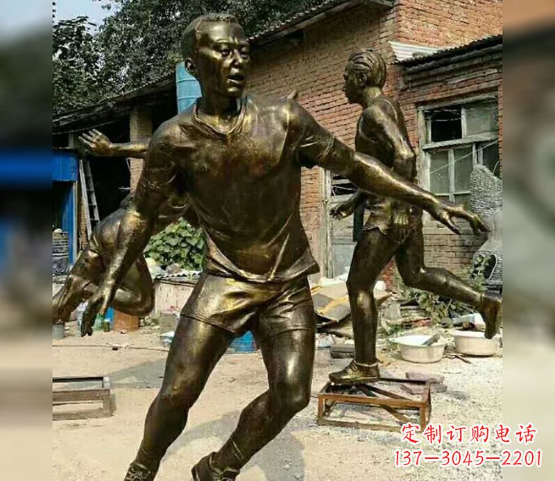 安阳踢足球广场人物铜雕