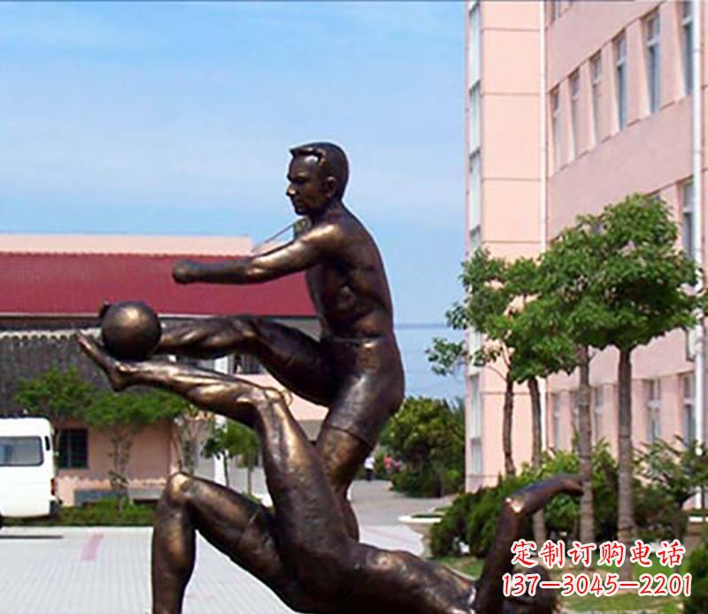 安阳踢足球人物广场小品铜雕