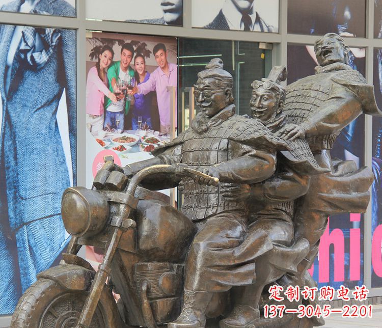 安阳铜雕步行街骑摩托人物雕塑