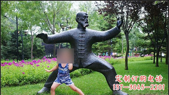 安阳铜雕打太极拳的老人