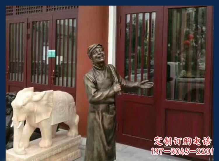 安阳铜雕店小二酒店迎宾人物雕塑
