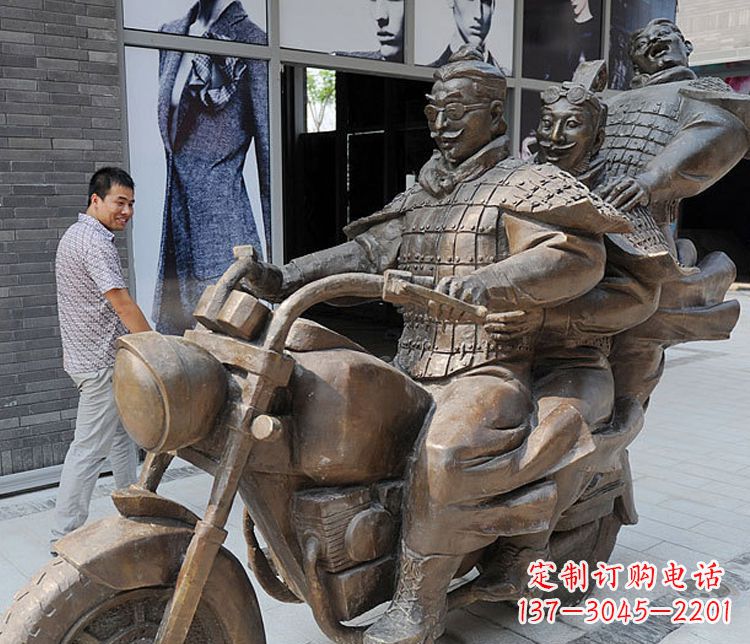 安阳铜雕街头骑摩托人物雕塑
