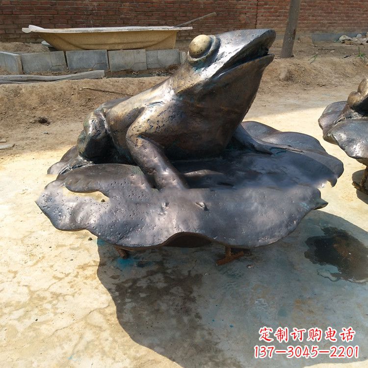安阳铜雕青蛙喷水雕塑