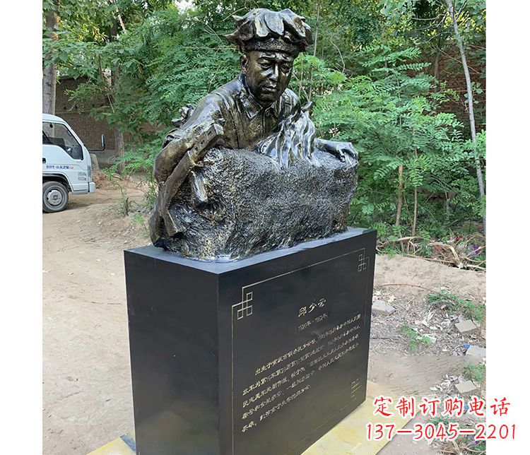 安阳铜雕邱少云战士雕塑