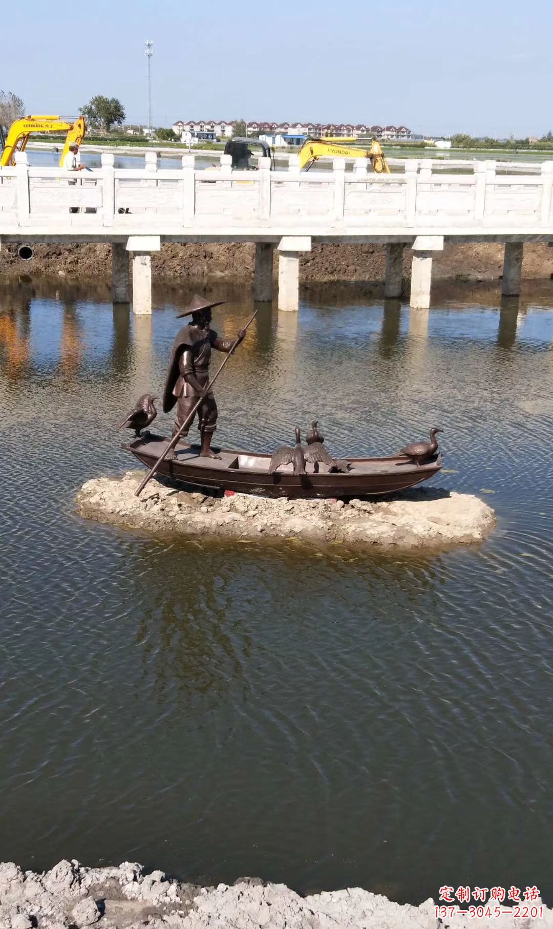 安阳铜雕渔夫撑船打鱼雕塑 湖边景观雕塑