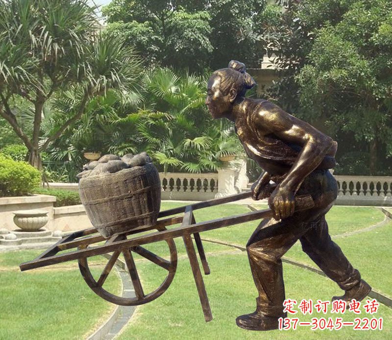 安阳推独轮车的古人铜雕