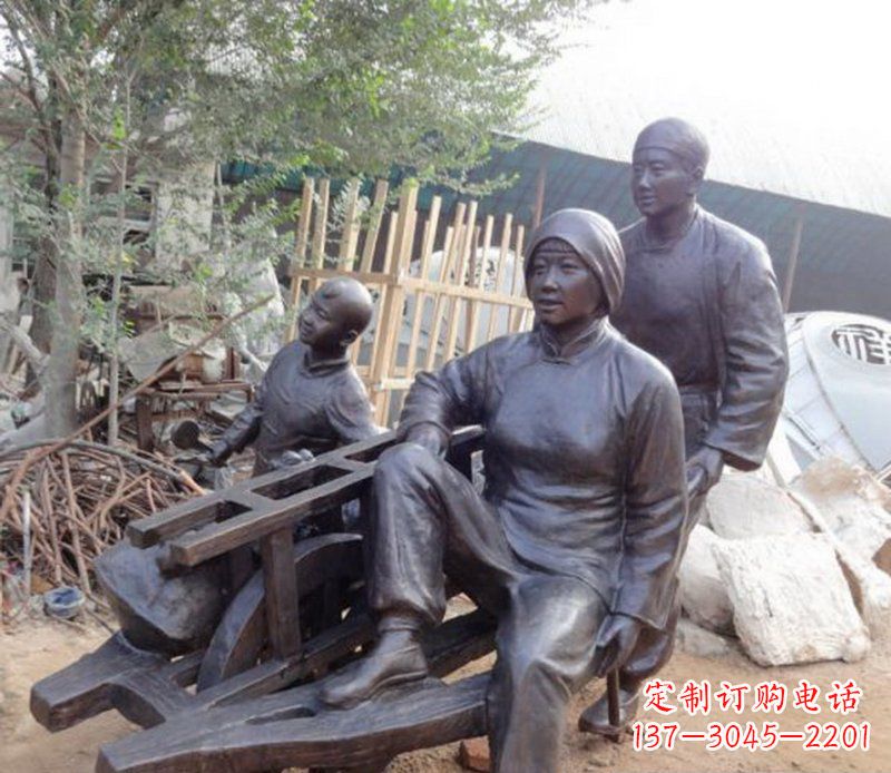 安阳推独轮车人物铜雕