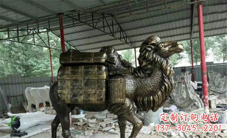 安阳拖行李的骆驼动物铜雕 (2)