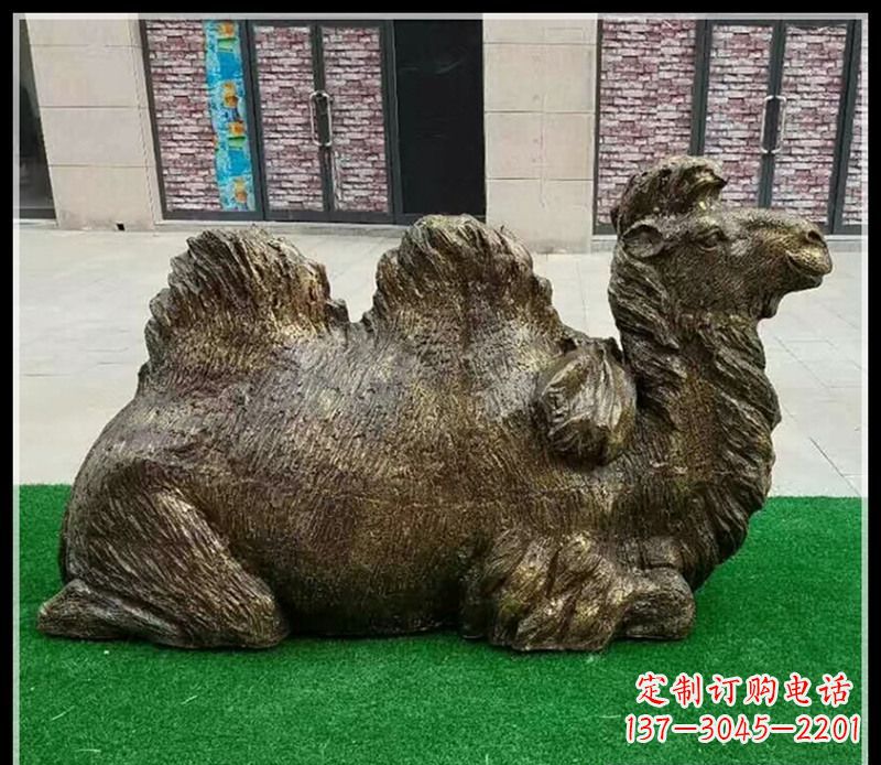 安阳卧在草地的骆驼铜雕