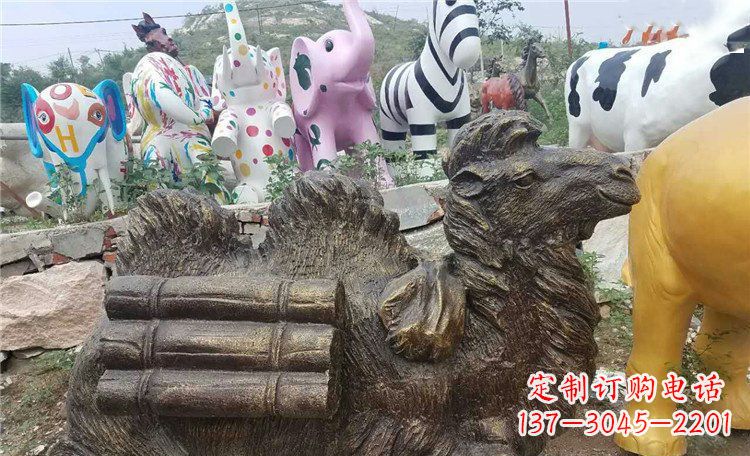 安阳卧着的骆驼动物铜雕 (2)