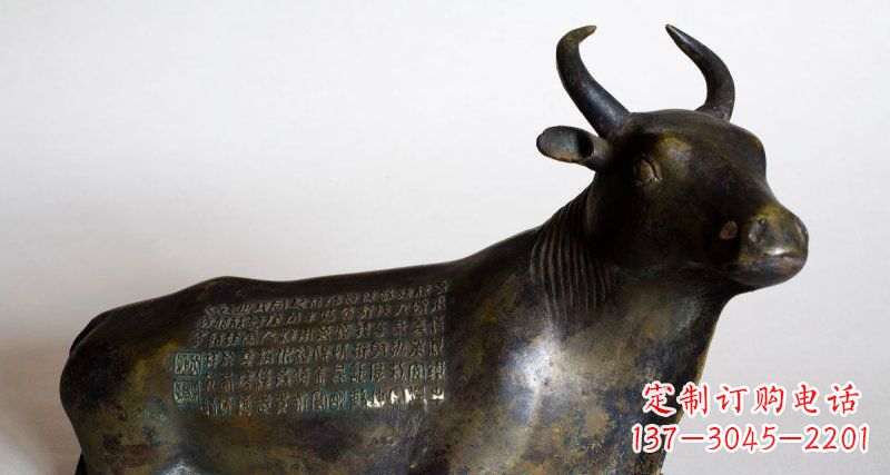 安阳卧着的牛动物铜雕