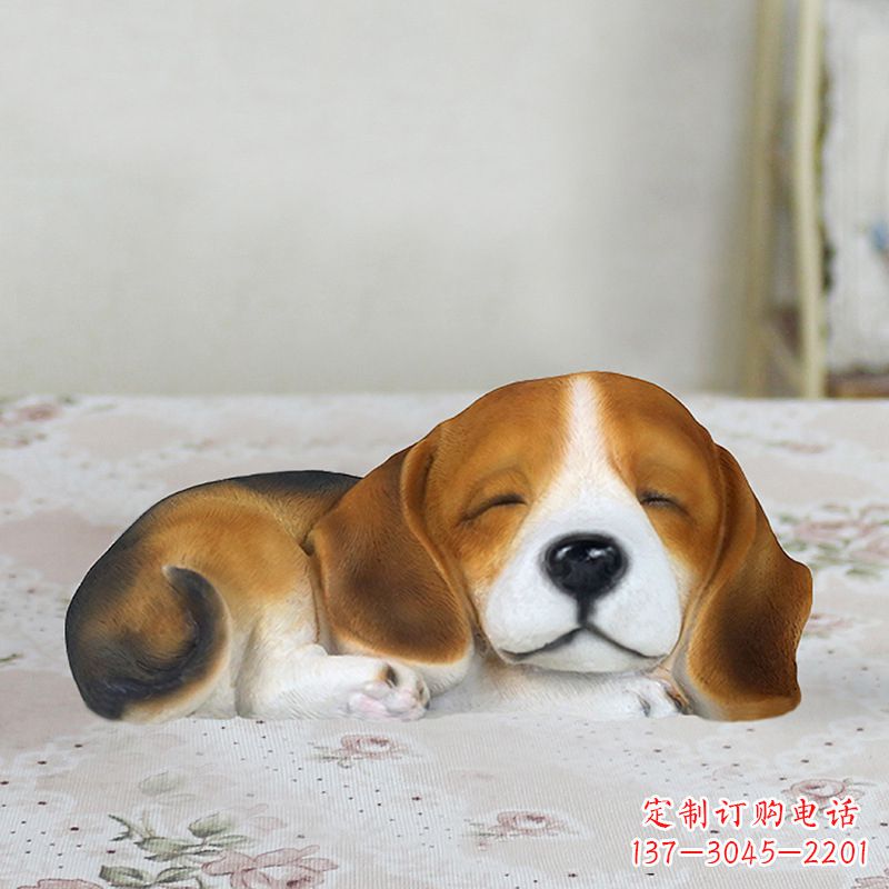 安阳卧姿比格犬仿真雕塑，睡觉的小狗狗是内美陈动物雕塑摆件
