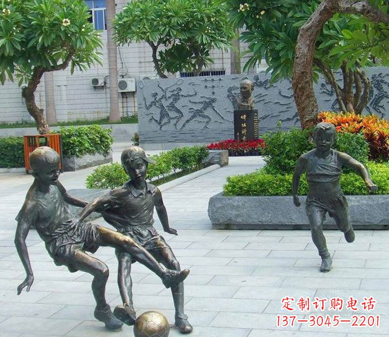 安阳小孩踢足球公园景观铜雕