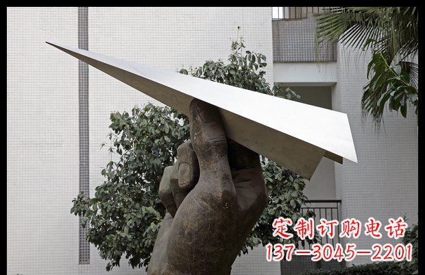 安阳小区不锈钢手拿纸飞机雕塑