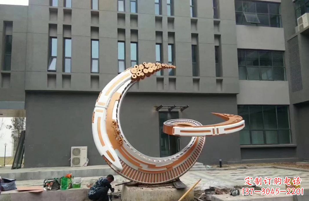 安阳小区抽象不锈钢月亮雕塑