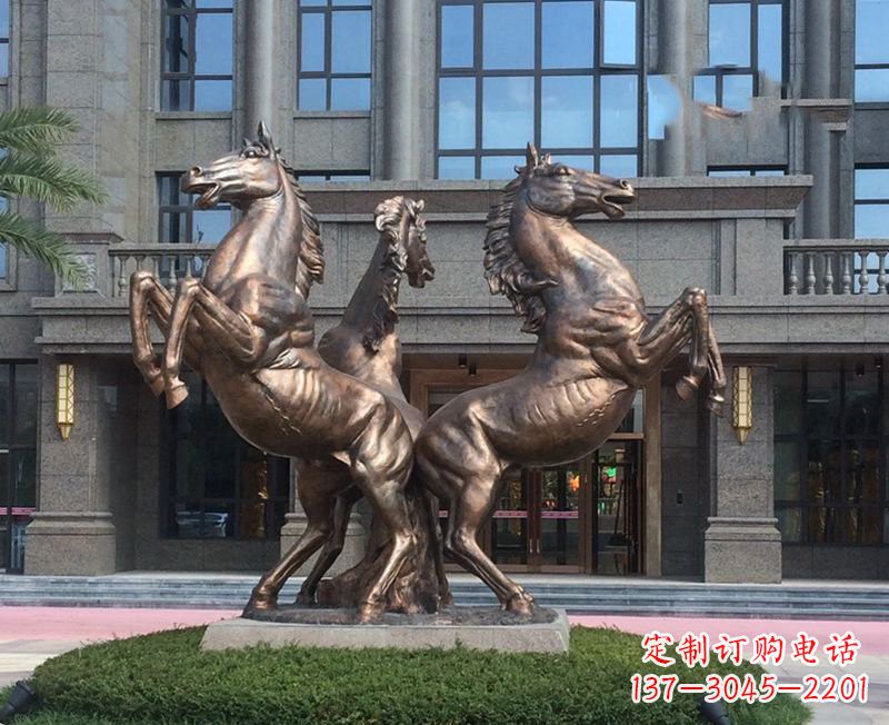 安阳小区立马铜雕