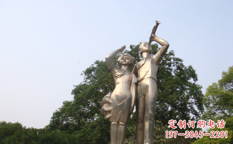 安阳校园吹军号敬礼的小学生人物景观铜雕