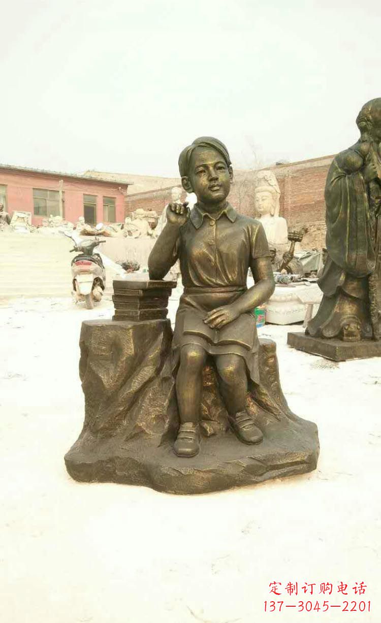 安阳校园看书思考的学生铜雕
