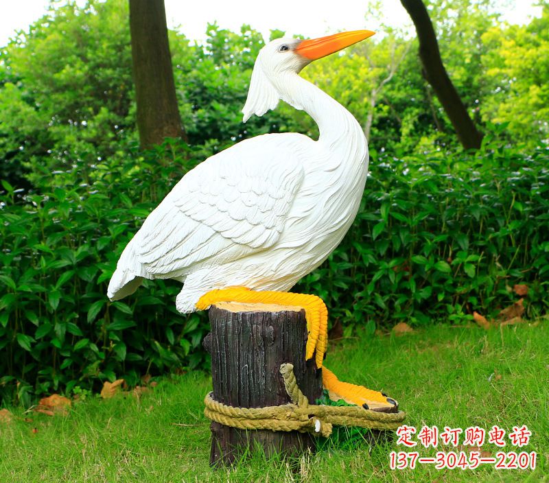 安阳一男一女抱一只鸽子雕像