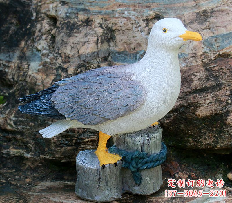 安阳一手托鸽子 一手拿书本的雕塑像